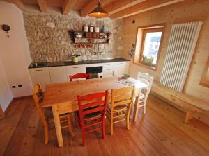 Kuchyň nebo kuchyňský kout v ubytování Apartment Albergo Diffuso - Cjasa Ustin-1 by Interhome