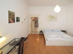 1 dormitorio con 1 cama y comedor en Apartment Am Margaretenplatz by Interhome, en Viena