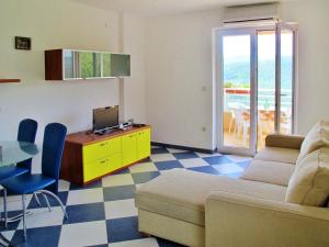 TV a/nebo společenská místnost v ubytování Apartment Chantal-2 by Interhome