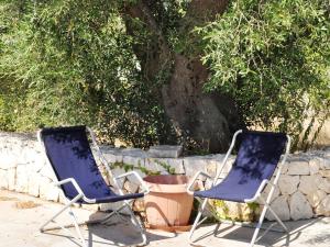 チェーリエ・メッサーピカにあるHoliday Home Trullo Selva by Interhomeの石垣の横に座る椅子2脚