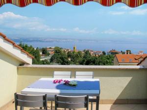 ein Tisch und Stühle auf einem Balkon mit Aussicht in der Unterkunft Apartment Teodora-2 by Interhome in Lovran