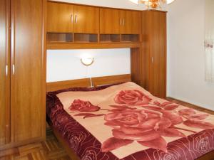 Postel nebo postele na pokoji v ubytování Apartment Vukelic-2 by Interhome
