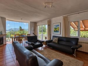 a living room with a leather couch and chairs at Holiday Home Osa Menor by Interhome in Montgo