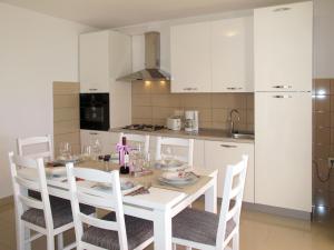 Kuchyň nebo kuchyňský kout v ubytování Apartment Luka by Interhome