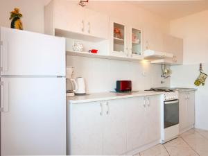 Kuchyň nebo kuchyňský kout v ubytování Apartment Volga-2 by Interhome