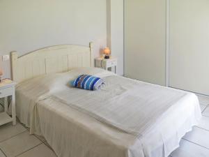 Una cama o camas en una habitación de Holiday Home Résidence Plage Océane - BPL340 by Interhome