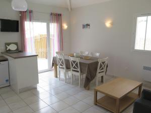 Una cocina y un comedor con mesa y sillas. en Holiday Home Résidence Plage Océane-2 by Interhome, en Biscarrosse-Plage