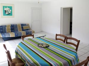 ビスカロッス・プラージュにあるHoliday Home Les Martinets - BPL450 by Interhomeのストライプ毛布付きのベッドが備わる客室です。