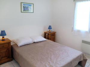ビスカロッス・プラージュにあるHoliday Home Les Martinets - BPL450 by Interhomeのベッドルーム1室(ベッド1台、ナイトスタンド2台、窓付)