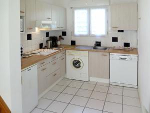 ビスカロッス・プラージュにあるHoliday Home Les Martinets - BPL450 by Interhomeの白いキッチン(洗濯機、シンク付)
