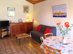 ビスカロッス・プラージュにあるHoliday Home Les Palourdes - BPL460 by Interhomeのリビングルーム(ソファ、テーブル付)
