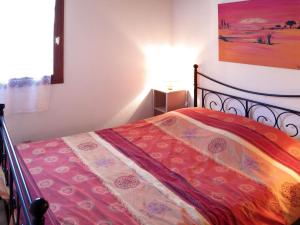 ビスカロッス・プラージュにあるHoliday Home Les Palourdes - BPL460 by Interhomeのベッドルーム1室(赤い毛布付きのベッド1台付)