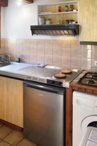 ビスカロッス・プラージュにあるHoliday Home Les Palourdes - BPL460 by Interhomeのキッチン(コンロ、食器洗い機付)