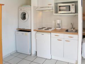 ビスカロッス・プラージュにあるHoliday Home Résidence Dune Blanche - Soleil - BPL320 by Interhomeのキッチン(白い冷蔵庫、洗濯機、乾燥機付)