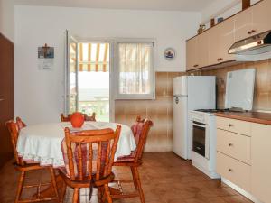 Kuchyň nebo kuchyňský kout v ubytování Apartment Matius by Interhome