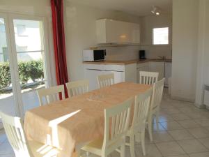 Dapur atau dapur kecil di Holiday Home Résidence Indigo II-2 by Interhome