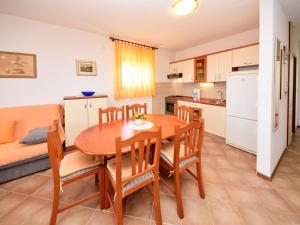 Kuchyňa alebo kuchynka v ubytovaní Apartment Lucija-2 by Interhome