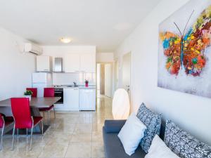 Kuchyňa alebo kuchynka v ubytovaní Apartment Villa 2 Pools-3 by Interhome + 29 fotografií