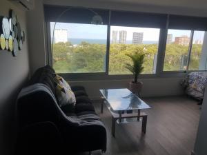 sala de estar con sofá y mesa en Ocean Drive Country - Punta del Este, en Punta del Este