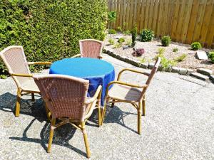 3 sillas y una mesa con una mesa azul en Apartment Fielapper by Interhome, en Norddeich