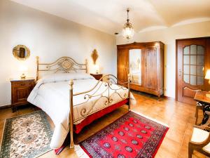una camera con un grande letto e un tappeto rosso di Holiday Home San Giacomo by Interhome a Tigliole
