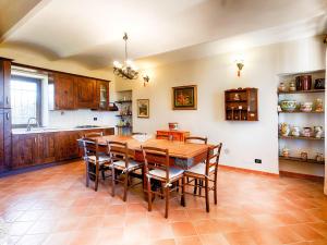 cocina con mesa de madera y sillas en Holiday Home San Giacomo by Interhome, en Tigliole