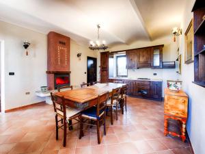 una grande cucina con tavolo e sedie in legno di Holiday Home San Giacomo by Interhome a Tigliole