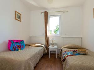 A bed or beds in a room at Holiday Home Les Cottages du Lac - PNS214 by Interhome