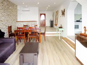 un soggiorno con un tavolo e una sala da pranzo di Holiday Home Stella by Interhome a Labin