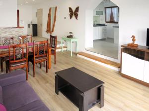 un soggiorno con un tavolo e una sala da pranzo di Holiday Home Stella by Interhome a Labin