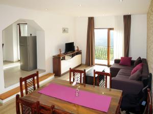 un soggiorno con un tavolo e un divano di Holiday Home Stella by Interhome a Labin