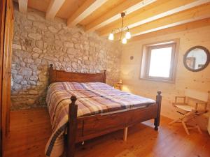 Ένα ή περισσότερα κρεβάτια σε δωμάτιο στο Apartment Albergo Diffuso - Cjasa Ustin-2 by Interhome