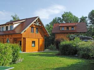 une grande maison en bois à côté d'un bâtiment dans l'établissement Holiday Home Sonnleiten-1 by Interhome, à Schlierbach