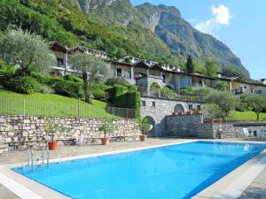 The swimming pool at or close to Apartment Poggio degli Ulivi by Interhome
