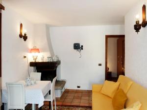 un soggiorno con tavolo e divano di Apartment Ludovica by Interhome a Stazzona