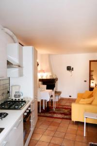una cucina e un soggiorno con divano e tavolo di Apartment Ludovica by Interhome a Stazzona