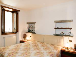 una camera con un letto e due tavoli con luci di Apartment Ludovica by Interhome a Stazzona