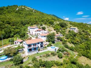 Vue aérienne d'une maison sur une colline dans l'établissement Apartment Fonović - MOD115 by Interhome, à Plomin