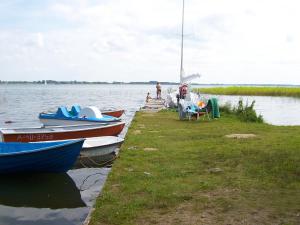 TrygortにあるHoliday Home Perełka by Interhomeの湖畔に停船する一団