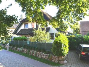 ein Haus mit einem Zaun davor in der Unterkunft Holiday Home Strandflieder by Interhome in Groß Zicker