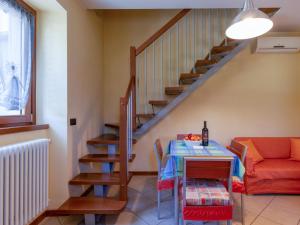salon ze stołem i schodami w obiekcie Holiday Home Elisa by Interhome w mieście Sorico