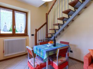 jadalnia ze stołem, krzesłami i schodami w obiekcie Holiday Home Elisa by Interhome w mieście Sorico +19 zdjęć