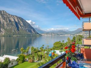 ビッソーネにあるApartment Lago di Lugano-3 by Interhomeのバルコニーから湖の景色を望めます。