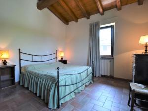 1 dormitorio con cama y ventana en Apartment La Corte Bricca - Bilo D by Interhome en Castana