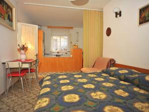 Ένα ή περισσότερα κρεβάτια σε δωμάτιο στο Apartment Mirta-4 by Interhome
