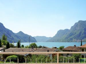 vista su un lago con montagne sullo sfondo di Apartment Villa Laura by Interhome a Crone