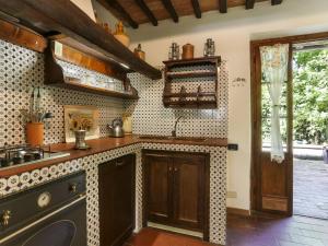 cocina con fogones y encimera en Holiday Home Girasole by Interhome, en Santa Maria del Giudice