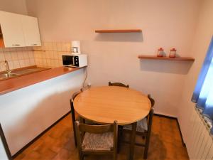 Кухня или мини-кухня в Apartment Elettra-3 by Interhome
