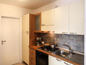 Η κουζίνα ή μικρή κουζίνα στο Apartment Viola-1 by Interhome +23 φωτογραφίες