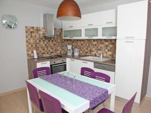Kuchyňa alebo kuchynka v ubytovaní Holiday Home Vinka by Interhome